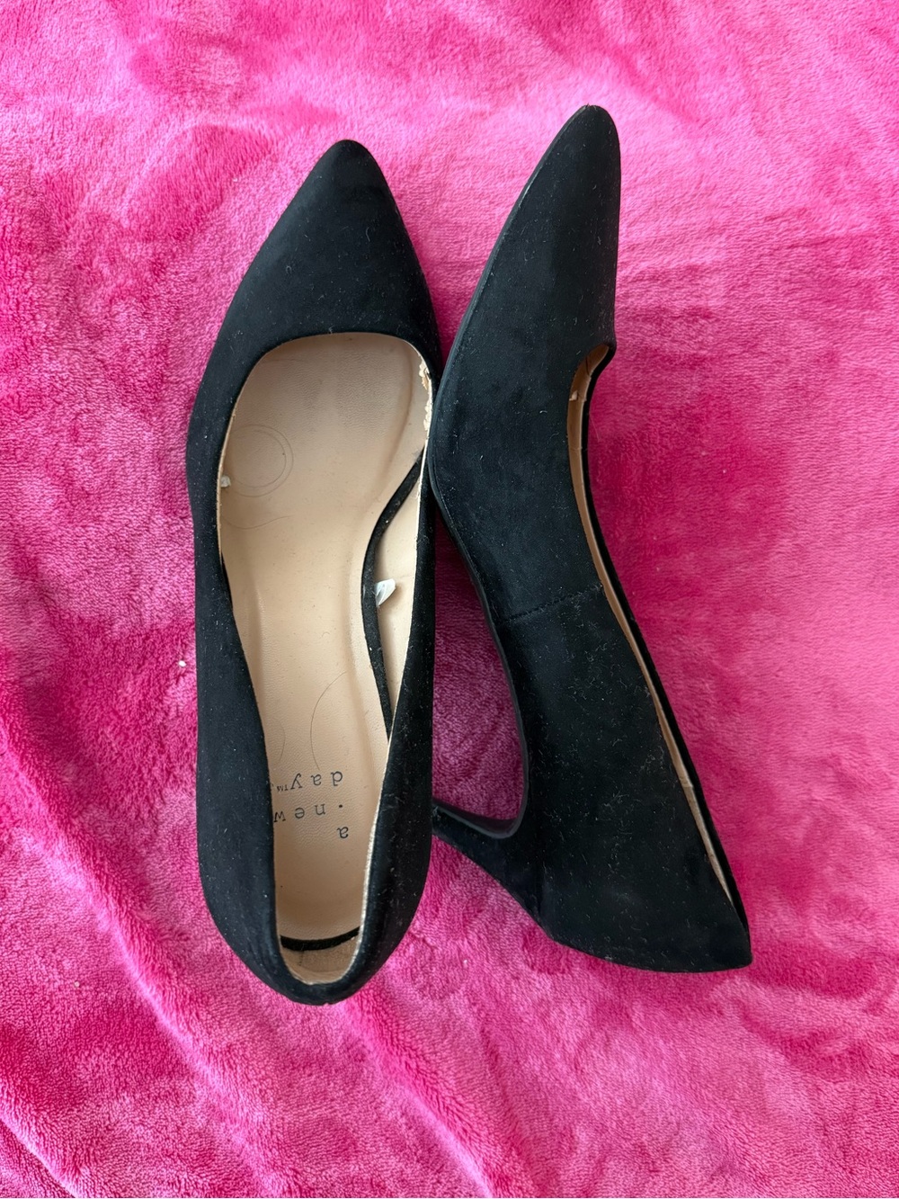 Classic Black Pointed-Toe Women’s Pumps